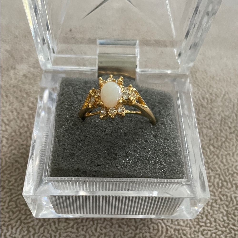 Elegant Gold and opal Stone Ring
